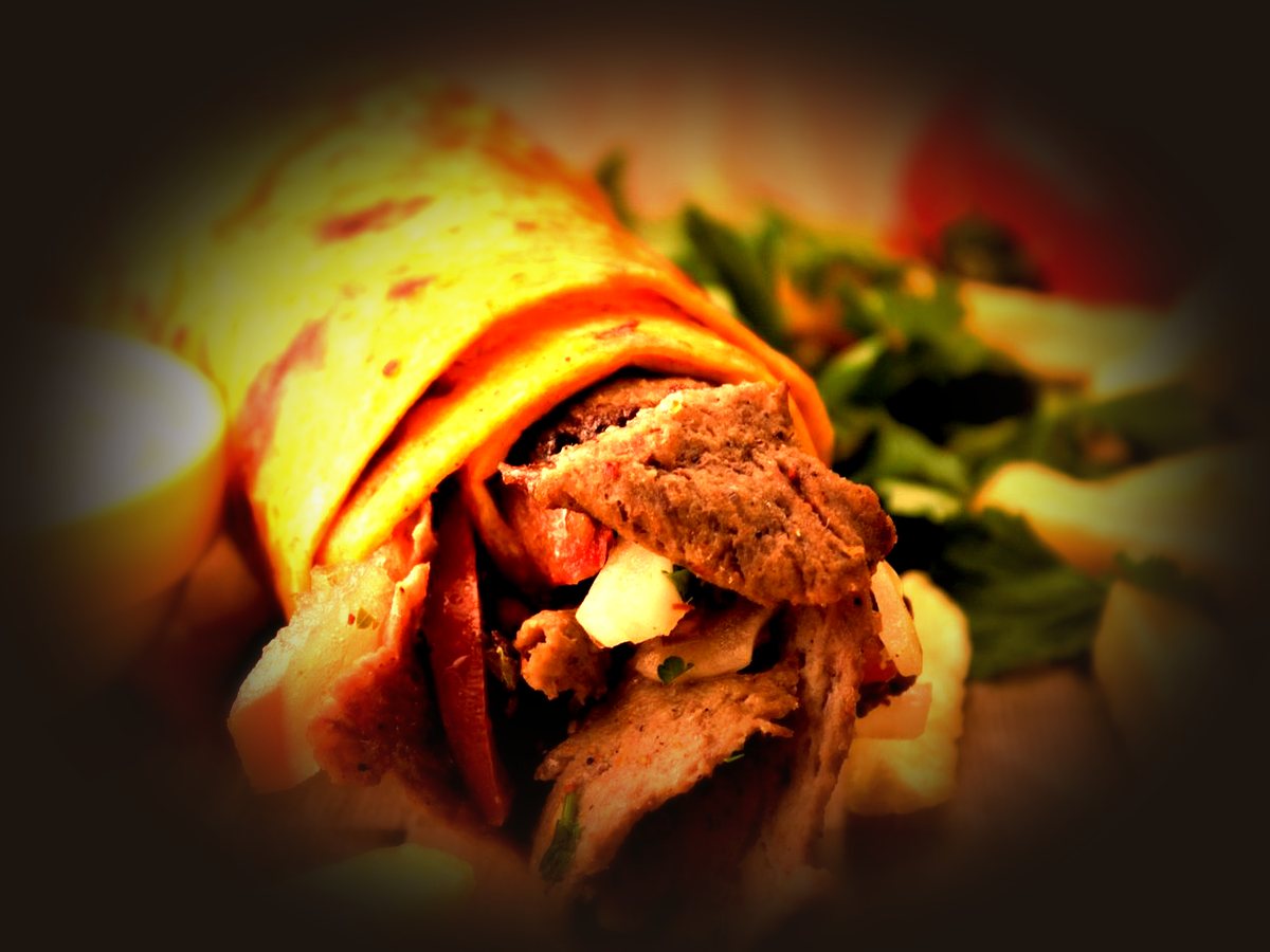 Adana dürüm — zırhla çekilmiş acılı kıyma kebabı, sumaklı soğanla lavaşta