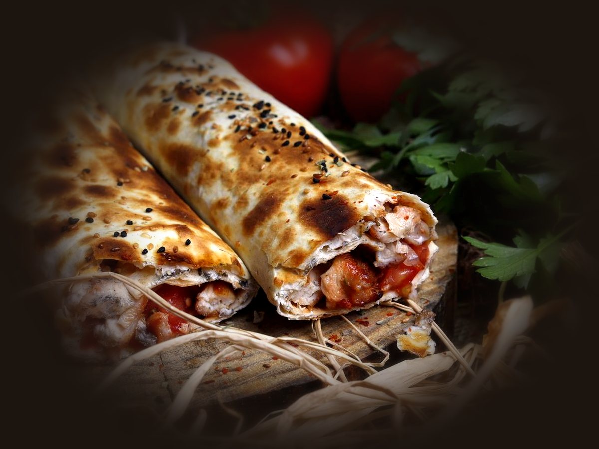 Kuzu şiş dürüm — marine kuzu kuşbaşı közde pişip lavaşa sarılmış