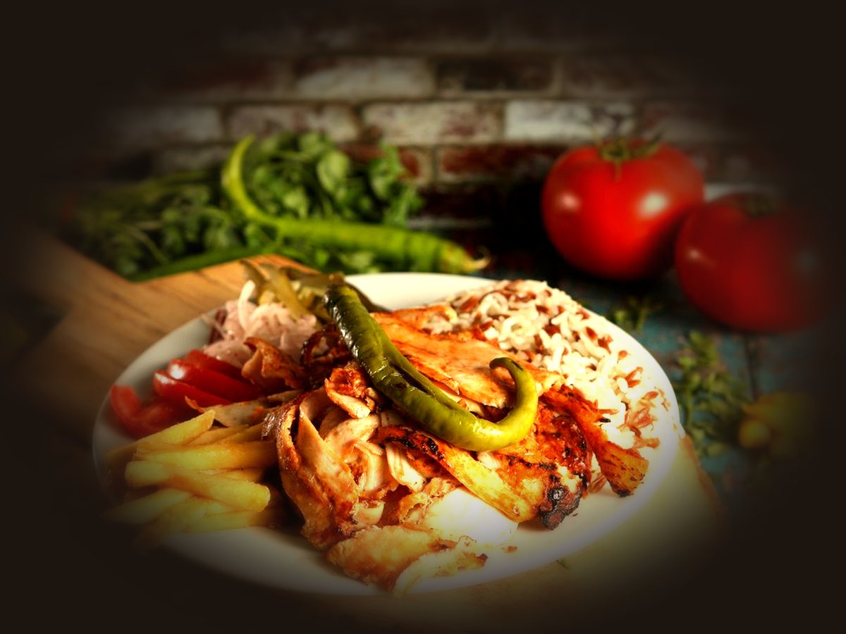 Pilav üstü tavuk döner — tereyağlı pirinç pilavının üzerinde közde tavuk döner
