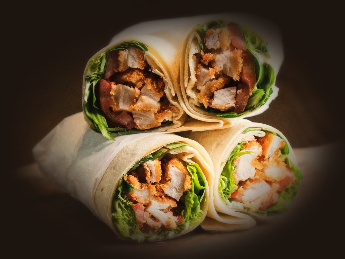 Tavuk dürüm — közde dönen tavuk döner, ince lavaşa sarılmış